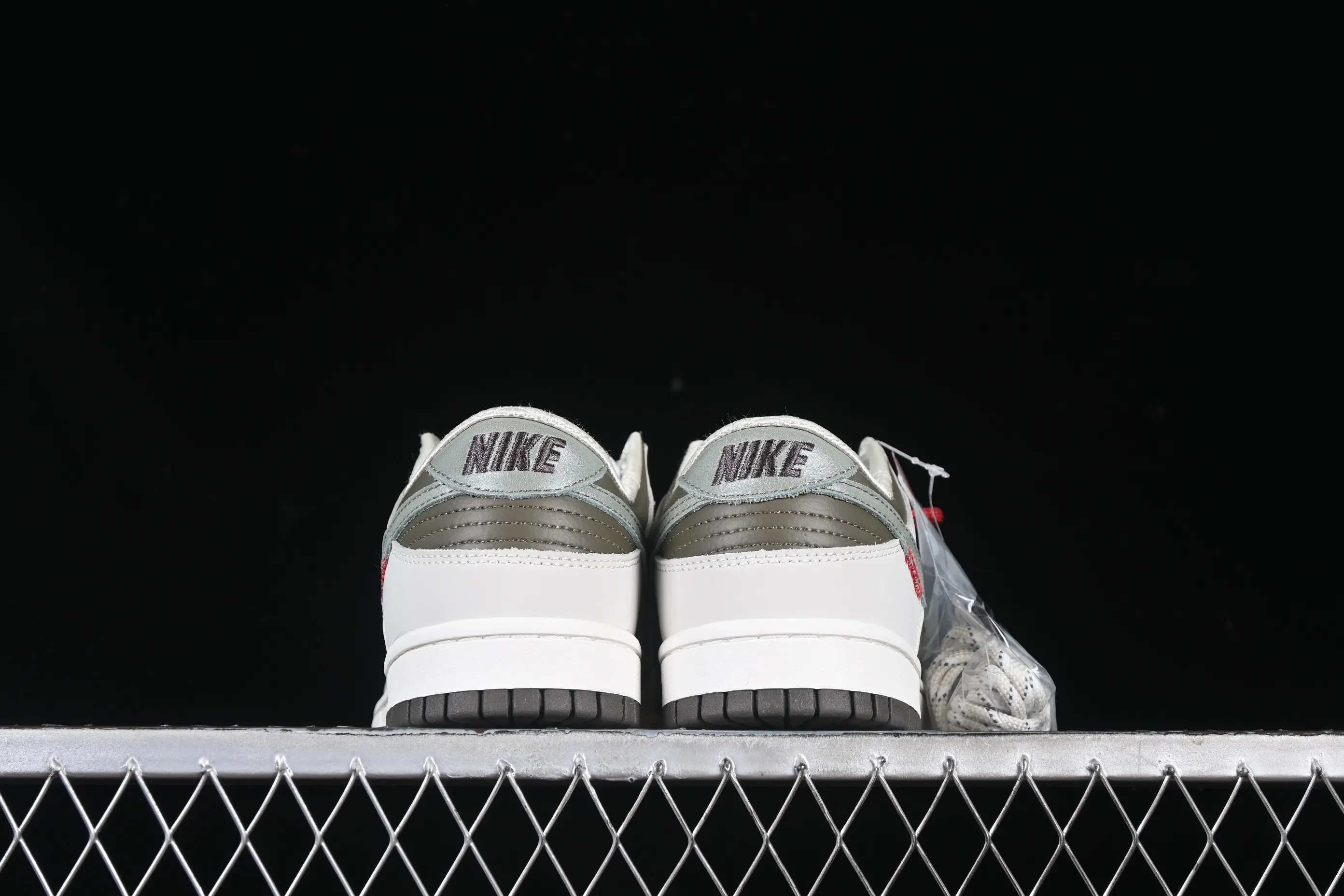 All Categories Nk SB Dunk Series Nk SB Dunk Low Low-top sneakers K version Nk SB Dunk Low "Year Of Snake" Limited to the Year of the Snake Low-top casual sneakers HV5980-231